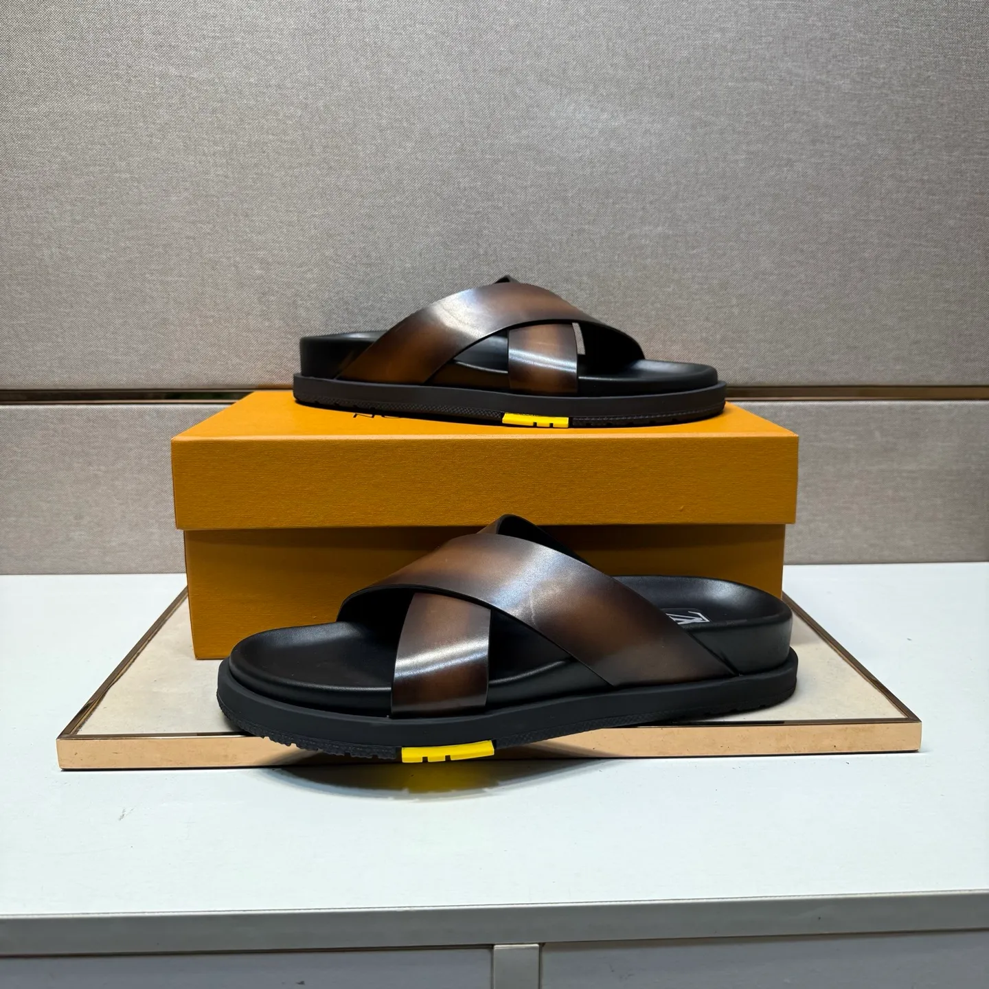 Men's men's shoes 💰pp420 [LV～] Men's casual slippers 2025z cabinet sales simultaneously 🔶Size: 38-44#️⃣ 🔷4 colors🔜The upper is made of cowhide stitching ➕Cowhide lining, comfortable and breathable, sole: original comfortable, wear-resistant and non-slip outsole, ⚠️Real 📱Photography🎬The real thing is better📢📢📢